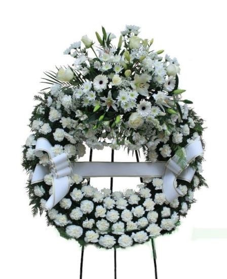 Corona funeraria claveles con cabezal de flores variadas tono blanco 
