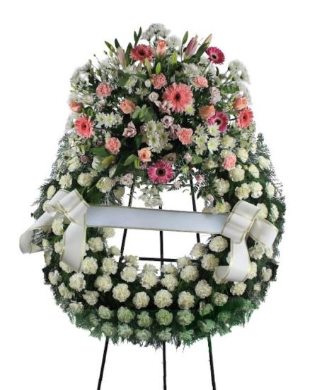 Corona funeraria claveles blancos con cabezal flores variadas de tono rosado